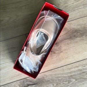 Women's Pointe Shoes Capezio Ava Hard shank size 8.5 M Brand New